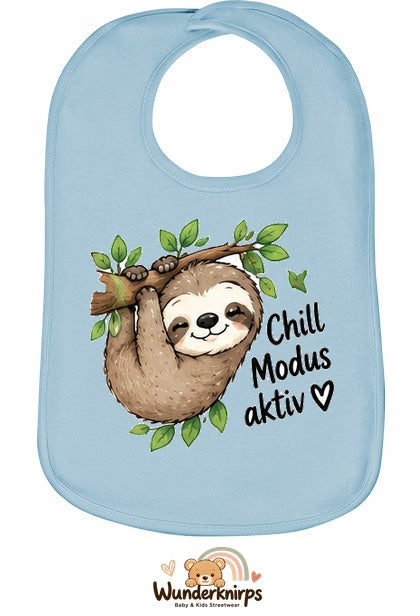 Baby-Lätzchen Olli-01 in Pastellblau mit Motiv Chill-Modus aktiv – Faultier
