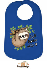 Baby-Lätzchen Olli-01 in Royalblau mit Motiv Chill-Modus aktiv – Faultier