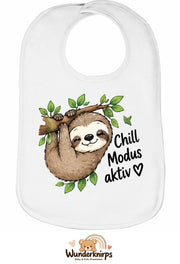 Baby-Lätzchen Olli-01 in Weiß mit Motiv Chill-Modus aktiv – Faultier