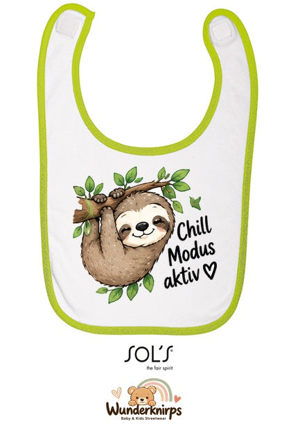 Baby-Lätzchen SOL’S Babib in Weiß / Apfelgrün mit Motiv Chill-Modus aktiv – Faultier