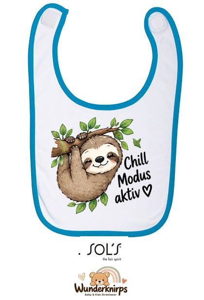 Baby-Lätzchen SOL’S Babib in Weiß / Aqua mit Motiv Chill-Modus aktiv – Faultier
