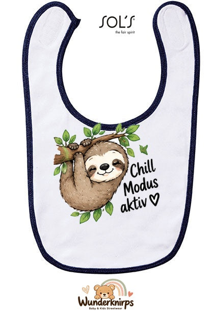 Baby-Lätzchen SOL’S Babib in Weiß / Marineblau mit Motiv Chill-Modus aktiv – Faultier
