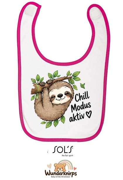 Baby-Lätzchen SOL’S Babib in Weiß / Fuchsia mit Motiv Chill-Modus aktiv – Faultier