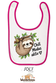 Baby-Lätzchen SOL’S Babib in Weiß / Fuchsia mit Motiv Chill-Modus aktiv – Faultier