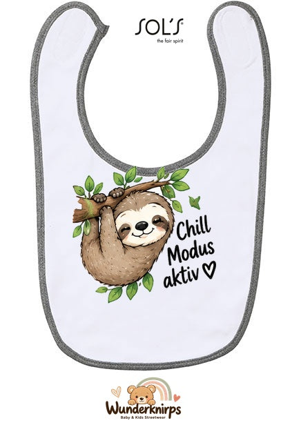 Baby-Lätzchen SOL’S Babib in Weiß / Grau meliert mit Motiv Chill-Modus aktiv – Faultier