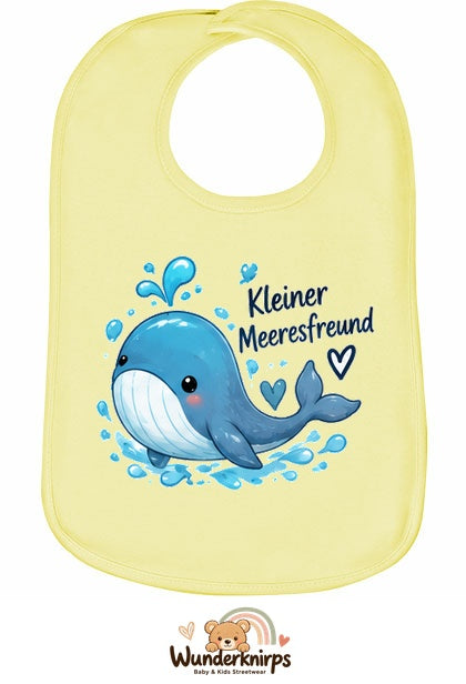 Baby-Lätzchen Olli-01 in Pastellgelb mit Motiv Kleiner Meeresfreund – Wal