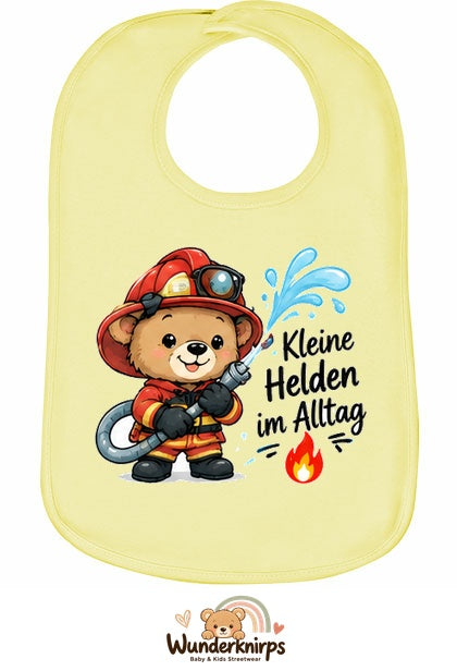 Baby-Lätzchen Olli-01 in Pastellgelb mit Motiv Kleine Helden im Alltag