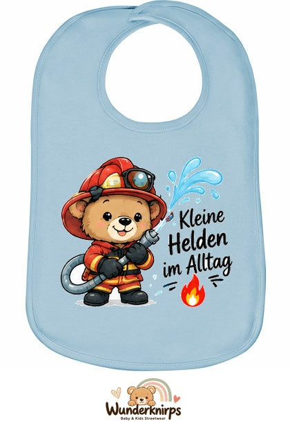 Baby-Lätzchen Olli-01 in Pastellblau mit Motiv Kleine Helden im Alltag