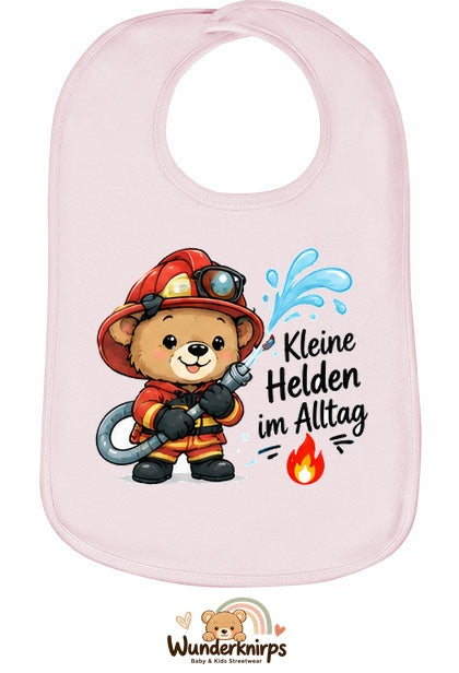 Baby-Lätzchen Olli-01 in Pastellrosa mit Motiv Kleine Helden im Alltag