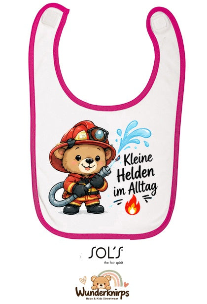 Baby-Lätzchen SOL’S Babib in Weiß / Fuchsia mit Motiv Kleine Helden im Alltag