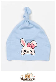 Knotenmütze Babybugz BZ15 in Staubblau mit Motiv Hase mit rosa Schleife