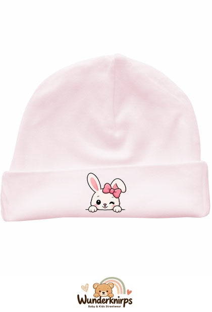 Umschlagmütze Rox-01 in Pastellrosa mit Motiv Hase mit rosa Schleife