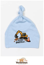 Knotenmütze Babybugz BZ15 in Staubblau mit Motiv Bagger Kleine Baustelle