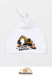 Knotenmütze Babybugz BZ15 in Weiß mit Motiv Bagger Kleine Baustelle
