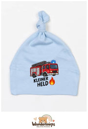 Knotenmütze Babybugz BZ15 in Staubblau mit Motiv Feuerwehr Kleiner Held