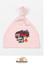 Knotenmütze Babybugz BZ15 in Pastellrosa mit Motiv Feuerwehr Kleiner Held