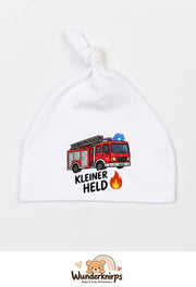 Knotenmütze Babybugz BZ15 in Weiß mit Motiv Feuerwehr Kleiner Held