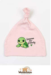 Knotenmütze Babybugz BZ15 in Pastellrosa mit Motiv Schildkröte Langsam, aber großartig