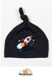 Knotenmütze Babybugz BZ15 in Schwarz mit Motiv Rakete Kleiner Astronaut