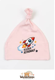 Knotenmütze Babybugz BZ15 in Pastellrosa mit Motiv Rakete Kleiner Astronaut