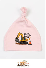 Knotenmütze Babybugz BZ15 in Pastellrosa mit Motiv Bagger Kleine Baustelle