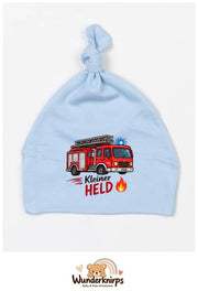 Knotenmütze Babybugz BZ15 in Staubblau mit Motiv Feuerwehr Kleiner Held