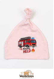 Knotenmütze Babybugz BZ15 in Pastellrosa mit Motiv Feuerwehr Kleiner Held