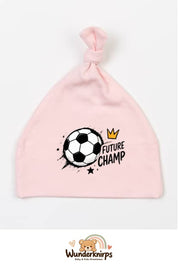 Knotenmütze Babybugz BZ15 in Pastellrosa mit Motiv Fußball Future Champ