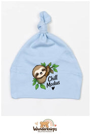 Knotenmütze Babybugz BZ15 in Staubblau mit Motiv Faultier Chill-Modus