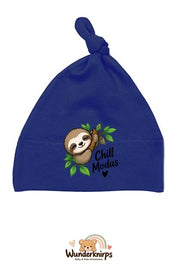 Knotenmütze Babybugz BZ15 in Marineblau mit Motiv Faultier Chill-Modus