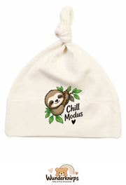 Knotenmütze Babybugz BZ15 in Natur mit Motiv Faultier Chill-Modus