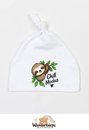 Knotenmütze Babybugz BZ15 in Weiß mit Motiv Faultier Chill-Modus