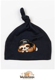 Knotenmütze Babybugz BZ15 in Schwarz mit Motiv Faultier Chill