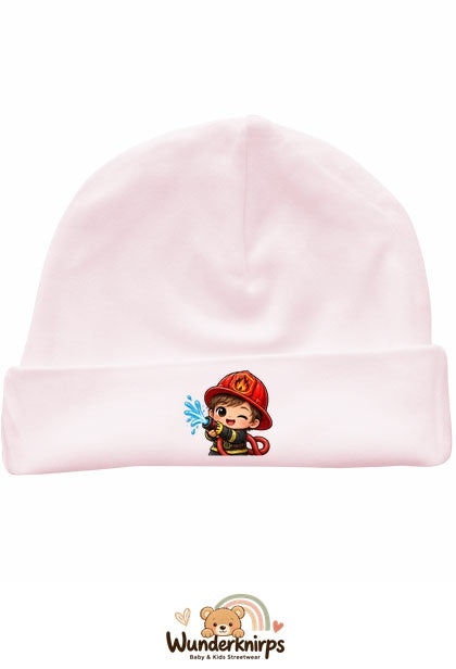 Umschlagmütze Rox-01 in Pastellrosa mit Motiv Kleiner Feuerwehrmann