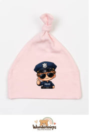 Knotenmütze Babybugz BZ15 in Pastellrosa mit Motiv Kleiner Polizist