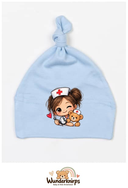 Knotenmütze Babybugz BZ15 in Staubblau mit Motiv Pflegeheldin mit Teddy