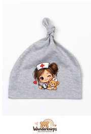 Knotenmütze Babybugz BZ15 in Grau meliert mit Motiv Pflegeheldin mit Teddy