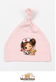 Knotenmütze Babybugz BZ15 in Pastellrosa mit Motiv Pflegeheldin mit Teddy