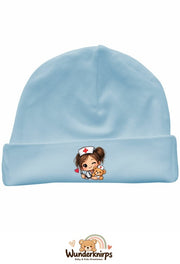 Umschlagmütze Rox-01 in Pastellblau mit Motiv Pflegeheldin mit Teddy