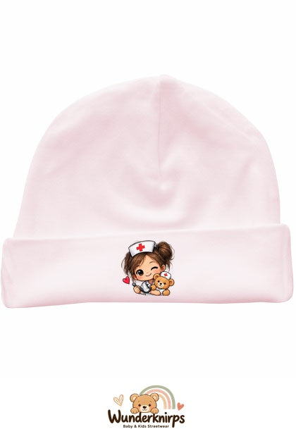 Umschlagmütze Rox-01 in Pastellrosa mit Motiv Pflegeheldin mit Teddy