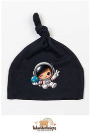 Knotenmütze Babybugz BZ15 in Schwarz mit Motiv Astronaut mit Weltkugel