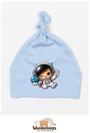 Knotenmütze Babybugz BZ15 in Staubblau mit Motiv Astronaut mit Weltkugel