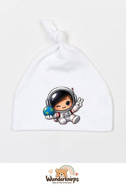 Knotenmütze Babybugz BZ15 in Weiß mit Motiv Astronaut mit Weltkugel