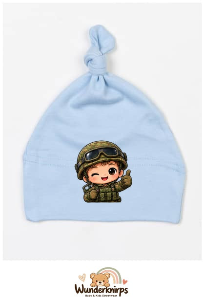 Knotenmütze Babybugz BZ15 in Staubblau mit Motiv Soldat mit Helm