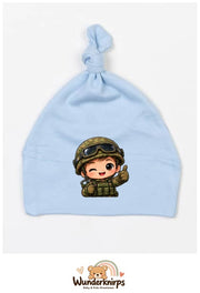 Knotenmütze Babybugz BZ15 in Staubblau mit Motiv Soldat mit Helm