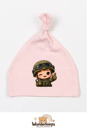 Knotenmütze Babybugz BZ15 in Pastellrosa mit Motiv Soldat mit Helm