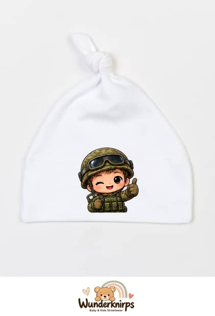 Knotenmütze Babybugz BZ15 in Weiß mit Motiv Soldat mit Helm