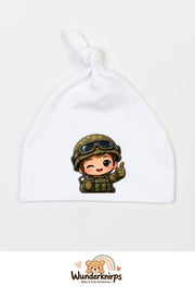 Knotenmütze Babybugz BZ15 in Weiß mit Motiv Soldat mit Helm
