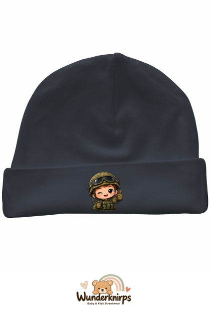 Umschlagmütze Rox-01 in Anthrazit mit Motiv Soldat mit Helm