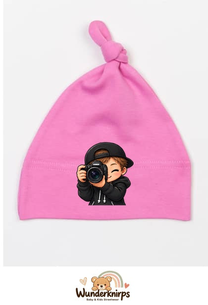 Knotenmütze Babybugz BZ15 in Bubblegum-Pink mit Motiv Fotograf mit Kamera